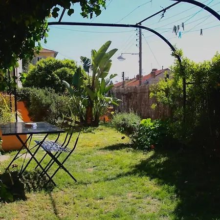 Holiday home Maison Atypique Avec Jardin *